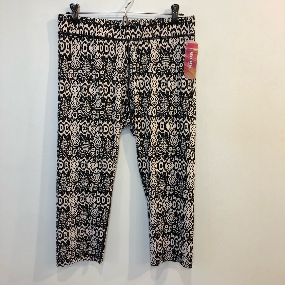 Shosho Sport Size Large Black and White Capri Printed Leggings